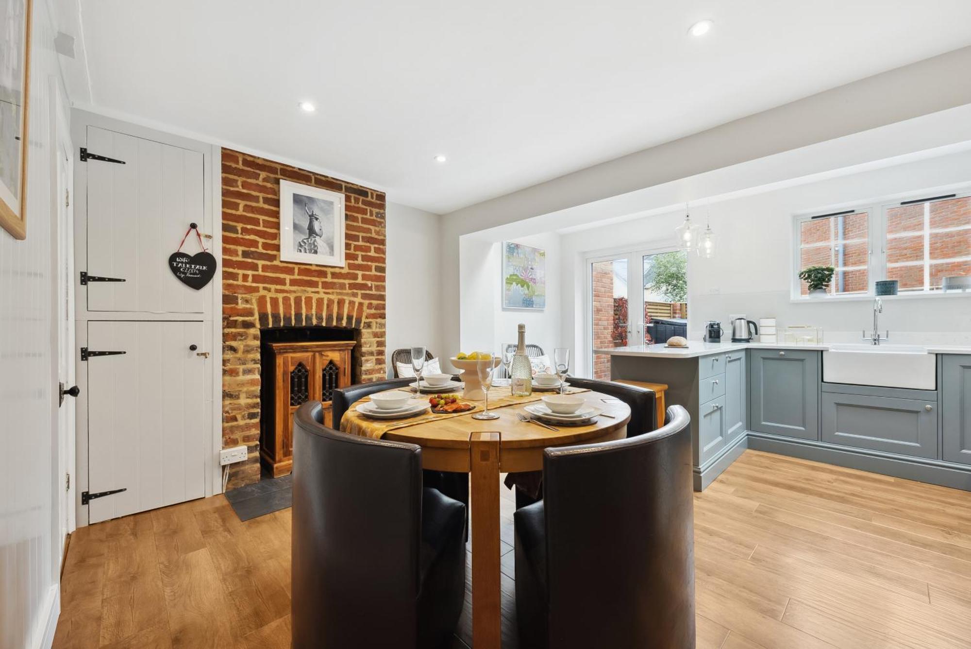 2 Bedrooms Stunning Westgate Cottage Retreat, Central Winchester, Free On-Street Parking Permit, With Garden Close To Cathedral - Sleeps 6, Pets Are Welcome, Summer Special Offer! - By Blue Puffin Stays Buitenkant foto