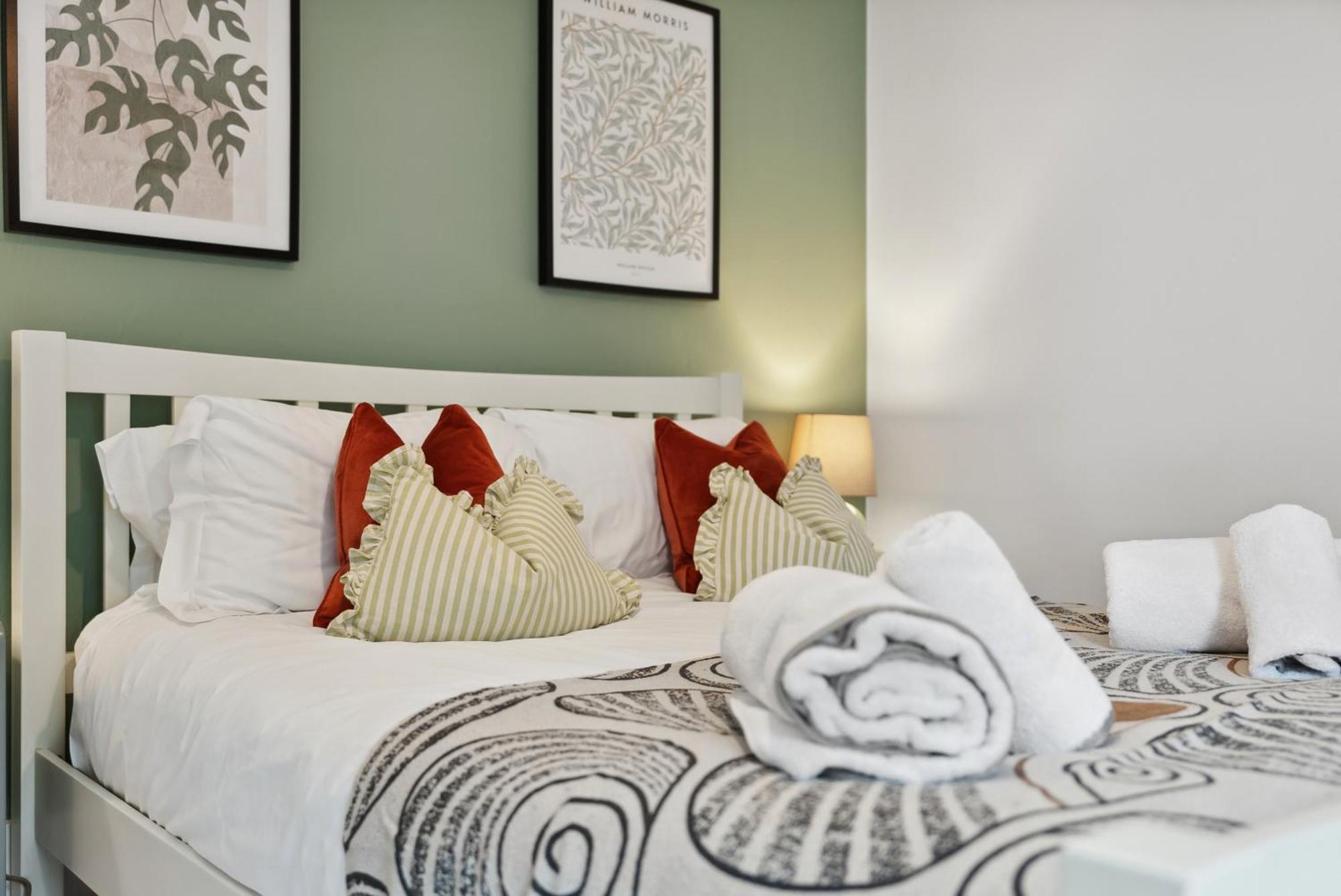2 Bedrooms Stunning Westgate Cottage Retreat, Central Winchester, Free On-Street Parking Permit, With Garden Close To Cathedral - Sleeps 6, Pets Are Welcome, Summer Special Offer! - By Blue Puffin Stays Buitenkant foto