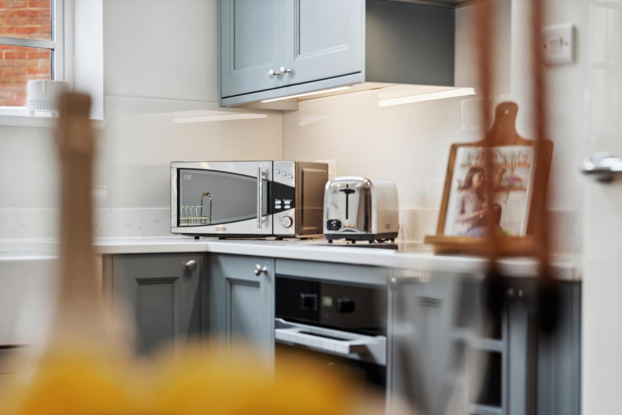 2 Bedrooms Stunning Westgate Cottage Retreat, Central Winchester, Free On-Street Parking Permit, With Garden Close To Cathedral - Sleeps 6, Pets Are Welcome, Summer Special Offer! - By Blue Puffin Stays Buitenkant foto
